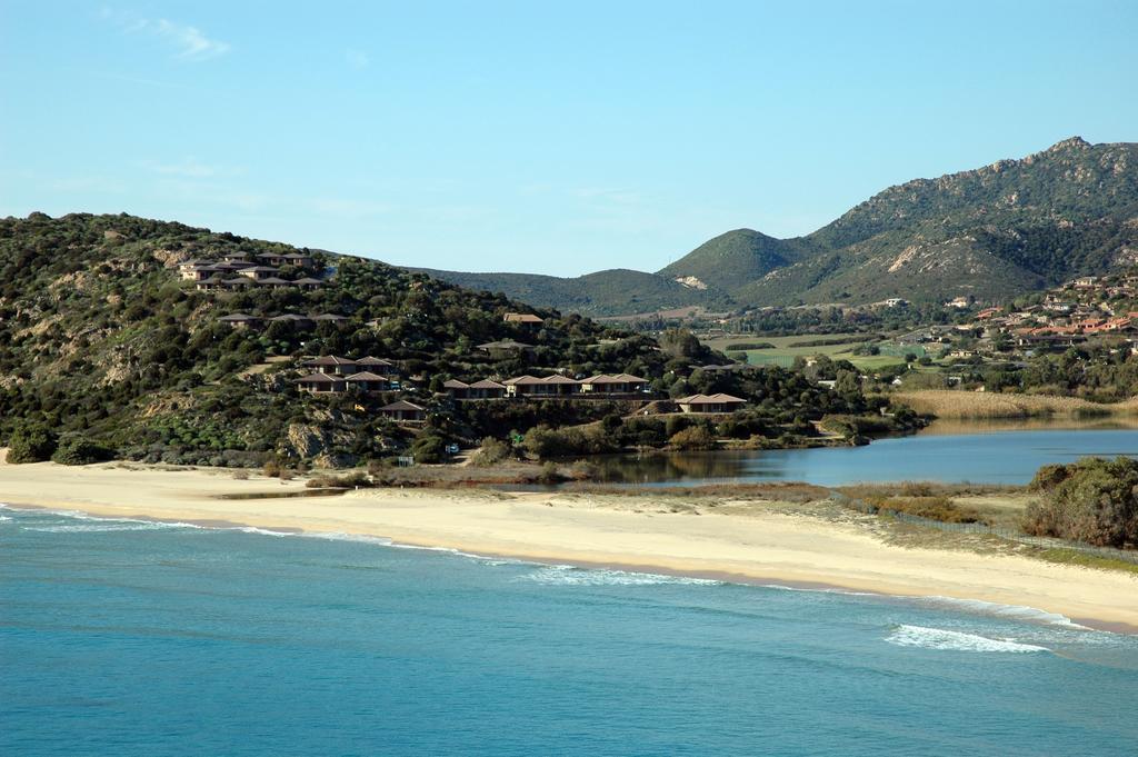 Case Sul Mare Residenze Di Bes Chia Exterior foto