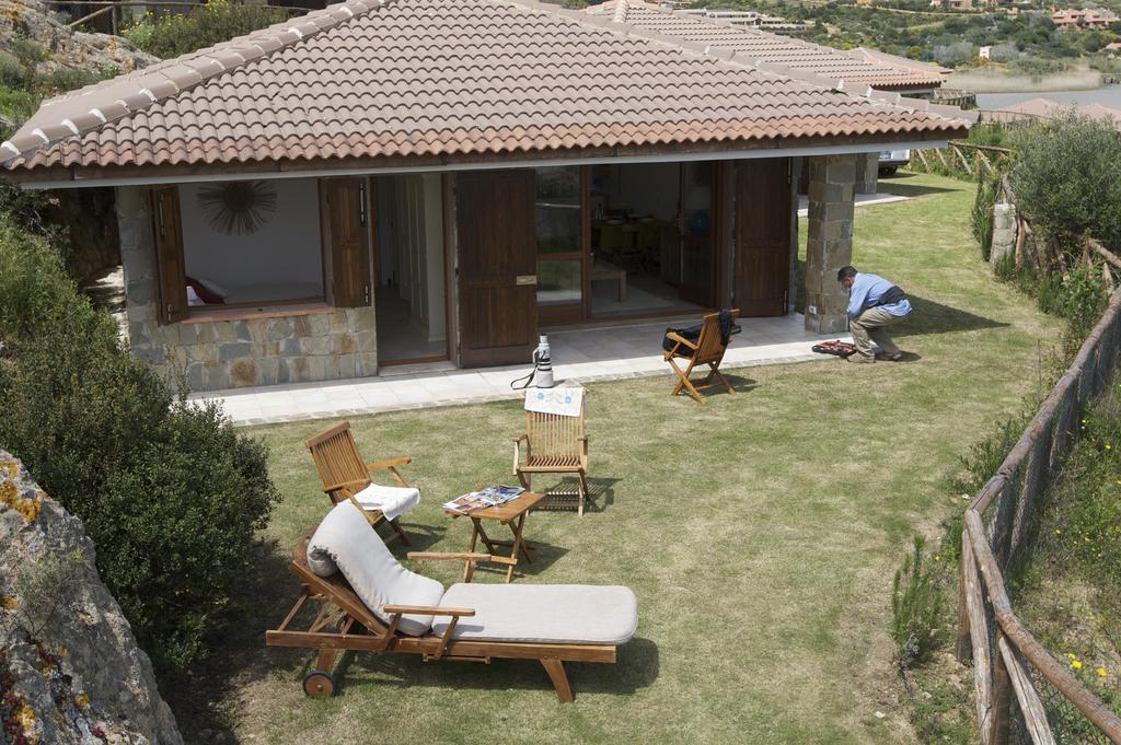 Case Sul Mare Residenze Di Bes Chia Exterior foto