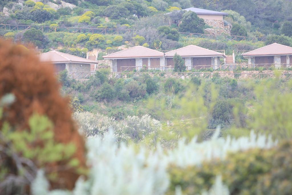 Case Sul Mare Residenze Di Bes Chia Exterior foto